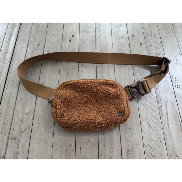Lululemon Everywhere Fleece Belt Bag Burnt Caramel - Picture 3 of 7